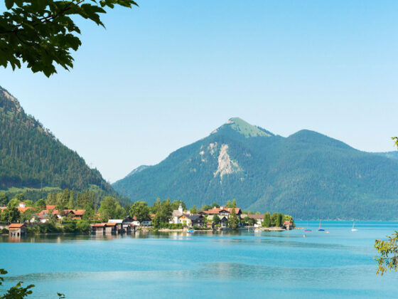 Blick über den Walchensee auf den Jochberg