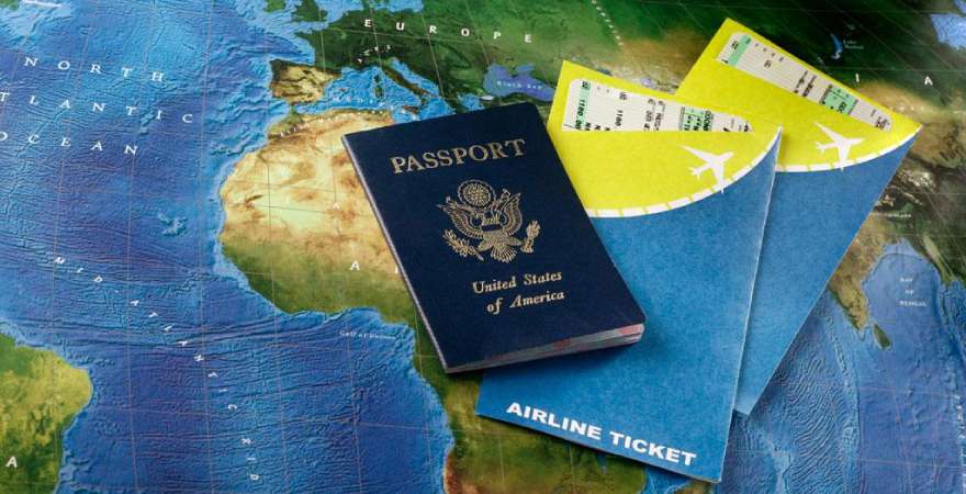 Reisepass und Flugtickets im Hintergrund eine Landkarte von Südafrika