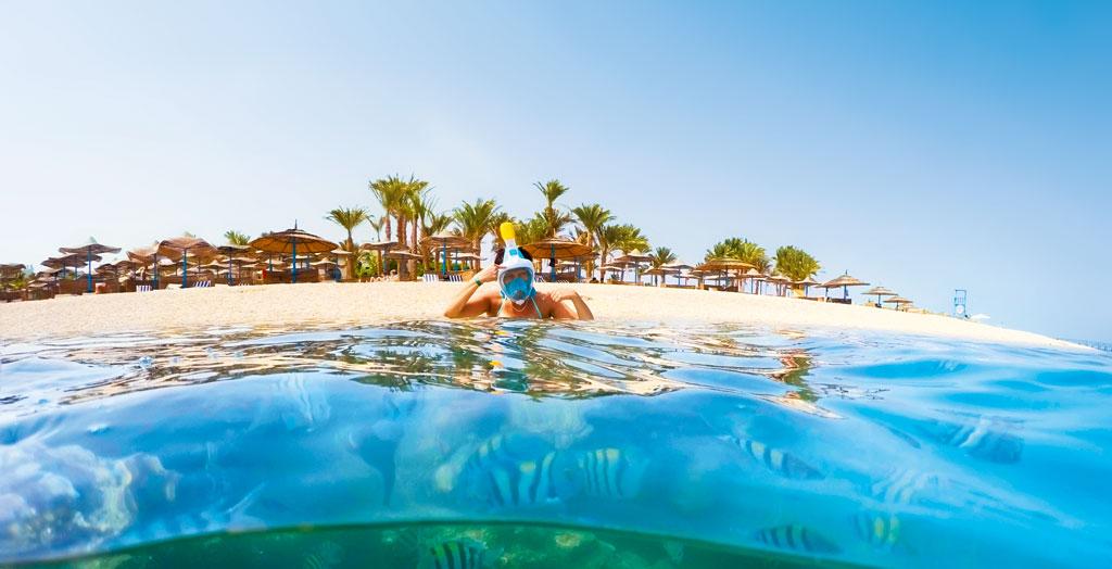 Mann mit Schnorchel und Maske vor Marsa Alam, Ägypten
