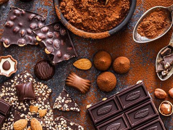 Schokolade, Pralinen und Kakao auf einen Tisch