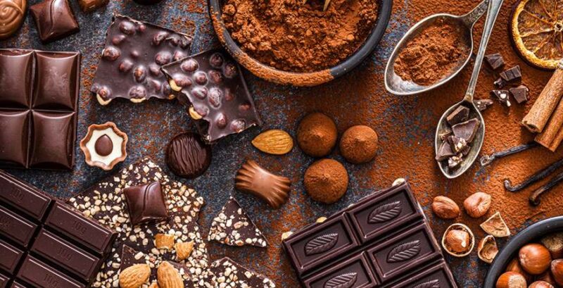 Schokolade, Pralinen und Kakao auf einen Tisch