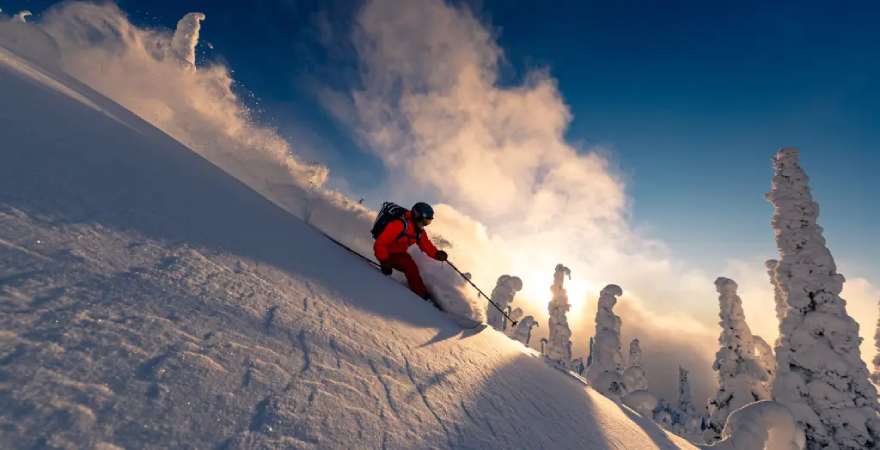 Skifahrer zum Sonnenuntergang in den Alpen