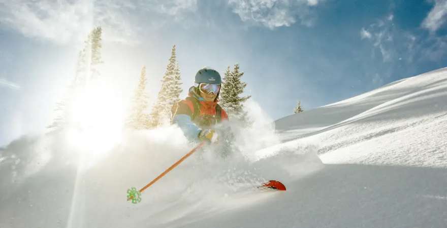 Skifahrer im Tiefschnee der Alpen