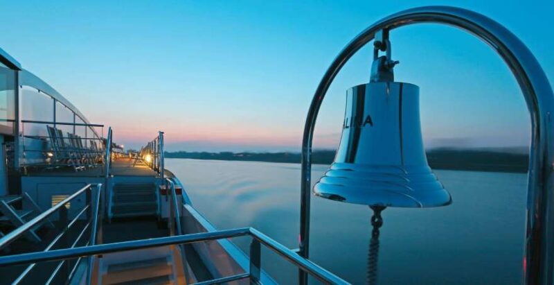 Schiffsdeck und Schiffsglocke im Sonneuntergang