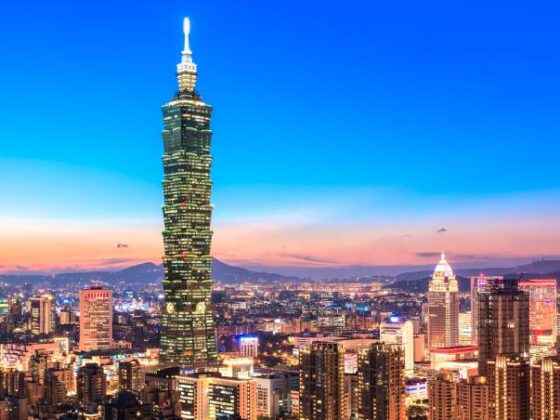 Taiwan Sehenswürdigkeiten: Taipeh Skyline in der Dämmerung