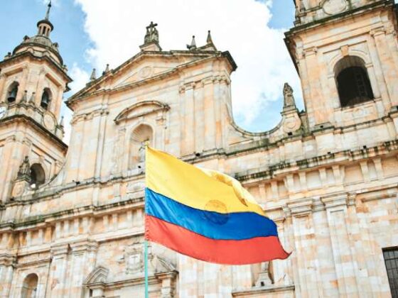 Primada Kathedrale in Bogota mit kolumbianischer Flagge im Vordergrund