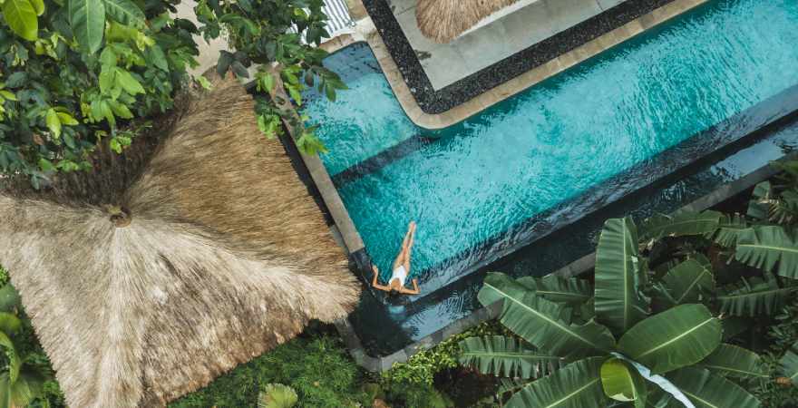 Vital Hotel Bedeutung: Frau liegt im Pool in Vogelperspektive