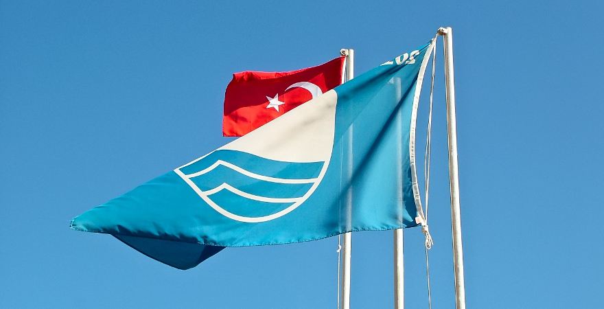 Blaue Flagge Bedeutung: Flagge der Türkei und die blaue Flagge am Strand