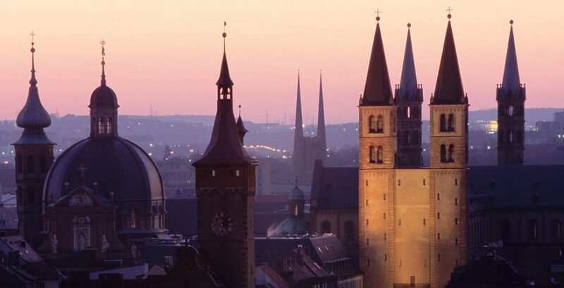 Würzburg Familienurlaub: Skyline von Würzburg in der Dämmerung