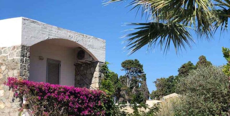 Grüne und dicht bewachsene Anlage des LABRANDA Rocca Nettuno Tropea