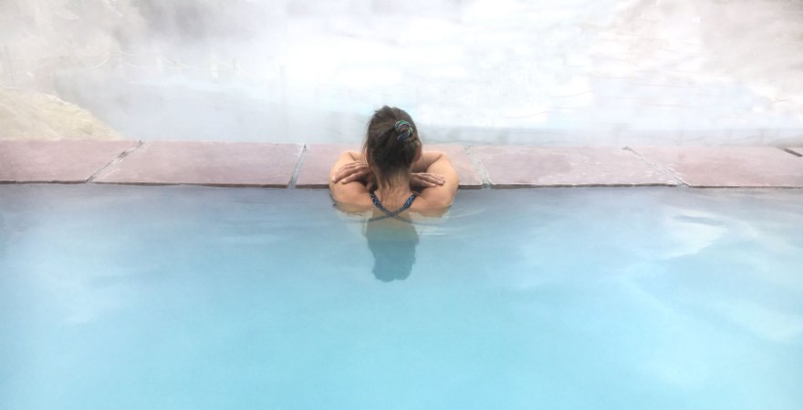 Kurort Bedeutung: Frau entspannt sich im Pool