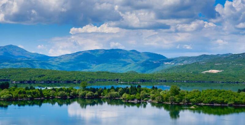Der Krupac See mitten im der grünen Landschaft von Montenegro