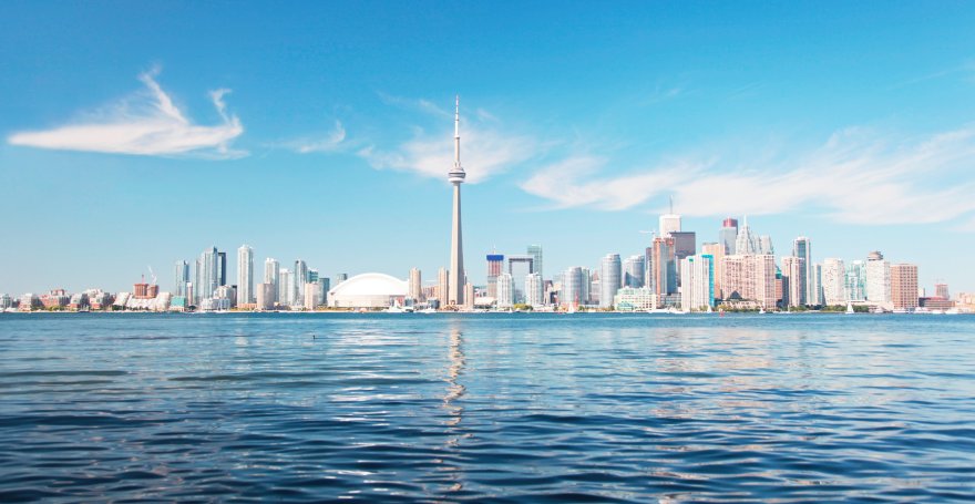 Skyline vom Toronto im Sonnenschein vom Wasser aus