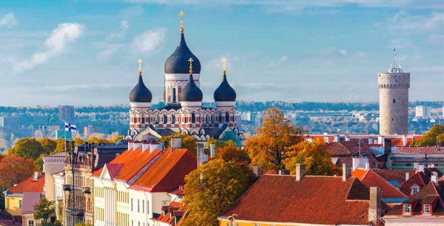 Toompea-Hügel mit Turm Pikk Hermann und russisch-orthodoxer Alexander-Newski-Kathedrale, Tallinn, Estland