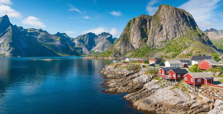Panoramablick auf die Lofoten-Inseln in Norwegen mit Sonnenuntergang
