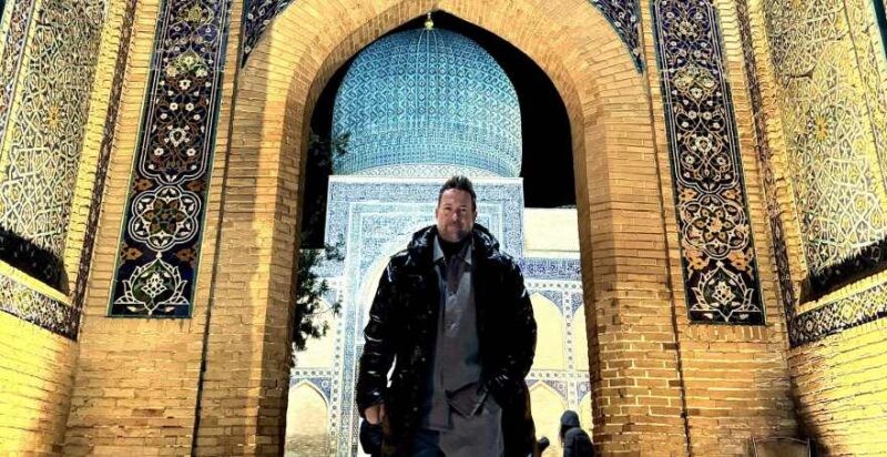 Usbekistan Sehenswürdigkeiten: Moderator Kai Pätzmann beim Mausoleum Amir Temur