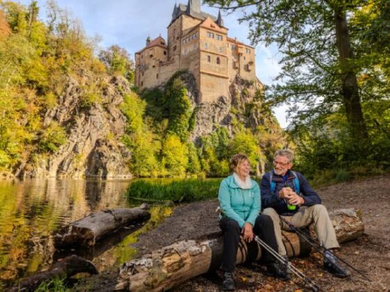 Wanderer auf Rast, im Hintergrund: Burg Kriebstein