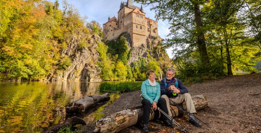 5 Highlights in der Region Leipzig – Erleben, Entdecken und Entspannen Wanderer auf Rast, im Hintergrund: Burg Kriebstein