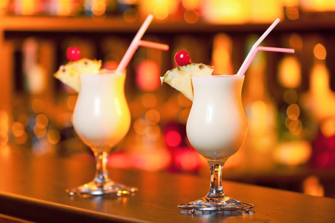 Cremige Cocktails auf Bartresen