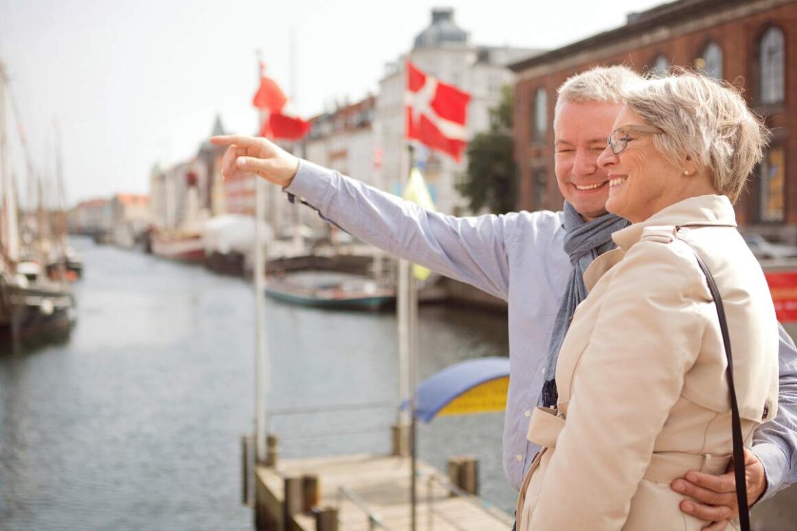 Lachendes Paar beim Sightseeing in Kopenhagen