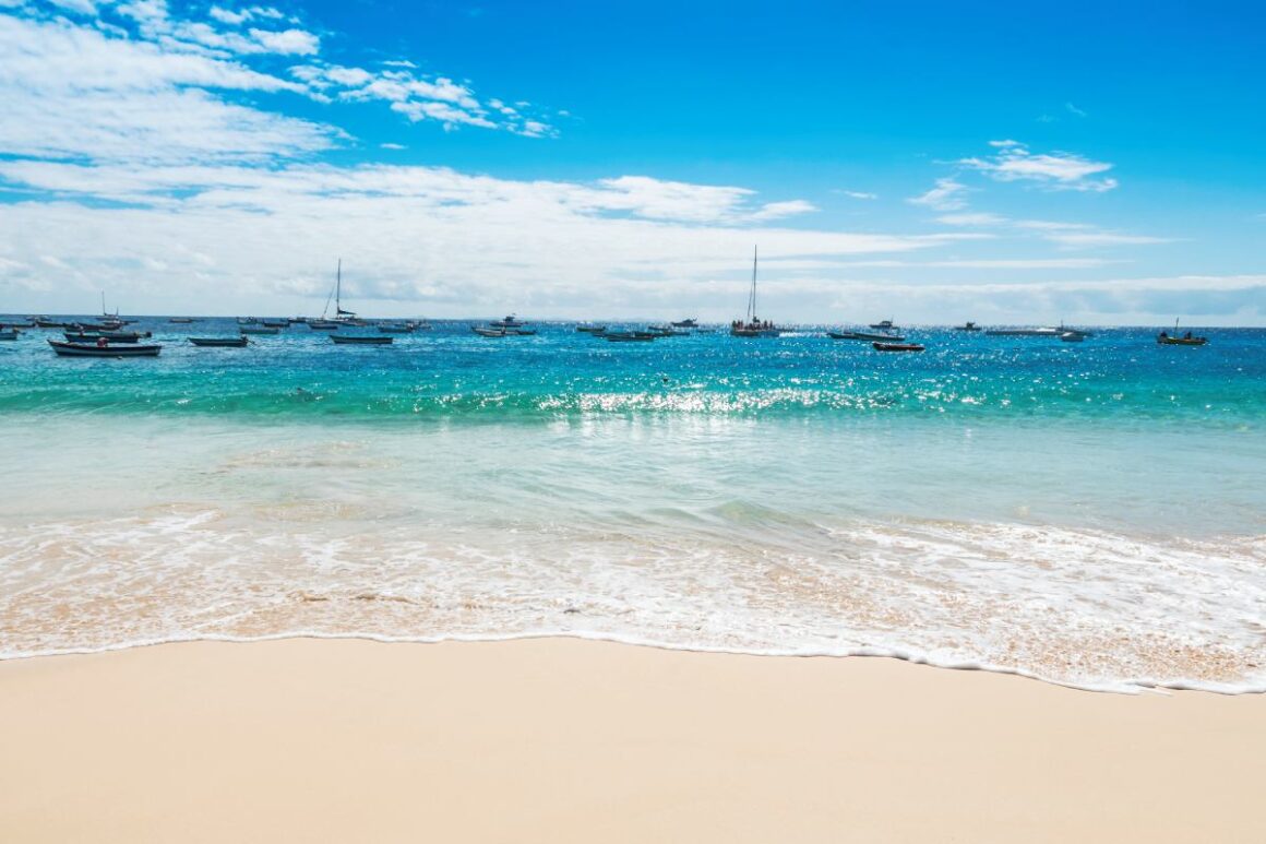 Kapverde Strand mit Fischerbooten