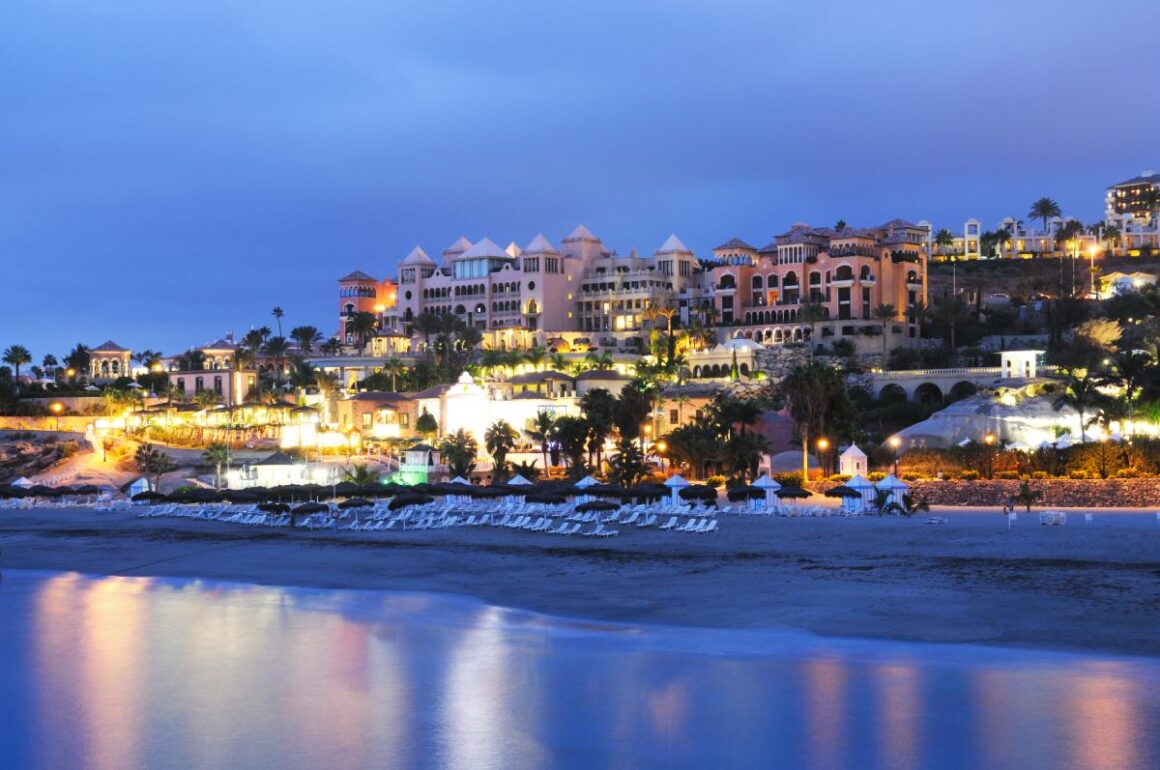 Playa del Duque_Teneriffa_Spanien in der Dämmerung