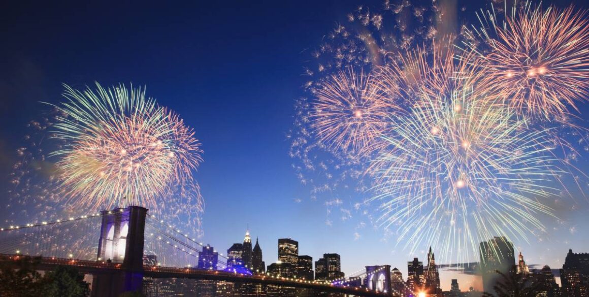 Top 10 warme Reiseziele für Silvester – die heißesten Ziele zum Jahreswechsel Silvester Feuerwerk über Skyline von Manhattan, New York