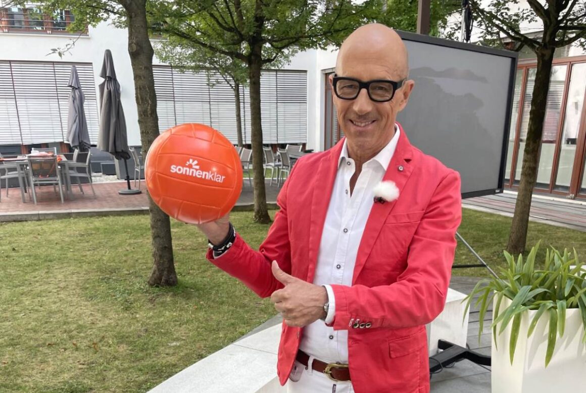 Interview mit sonnenklar.TV Pionier Michael „Goofy“ Förster – 25 Jahre Fernwehzauber Goofy Förster bei sonnenklar.TV mit orangem Volleyball