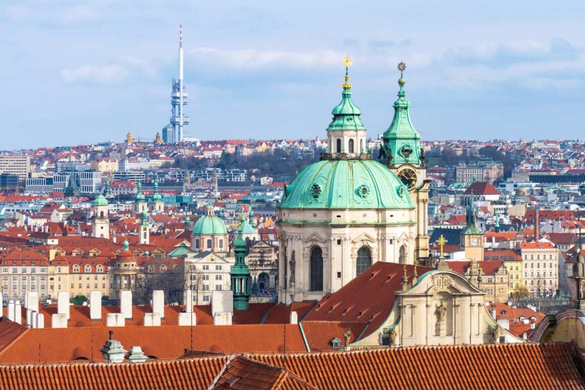 Prag Skyline mit St.-Nikolaus-Kirche mit dem Fernsehturm von Zizkov