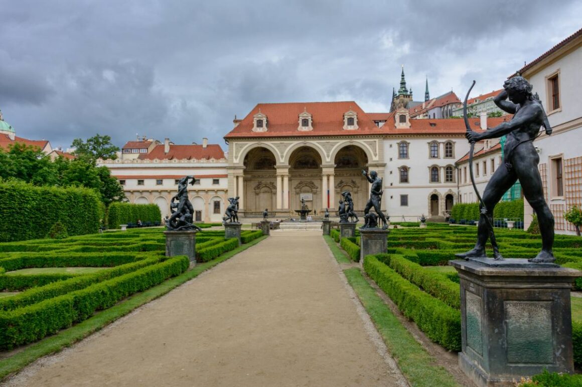Wallensteinpalais mit Barock-Garten und Senatsgebäude in Prag, Tschechien