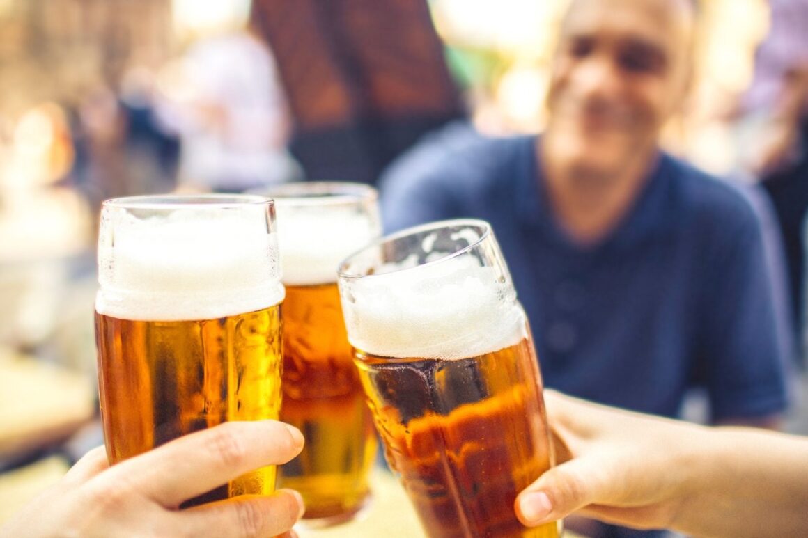 Drei Biergläser stoßen an