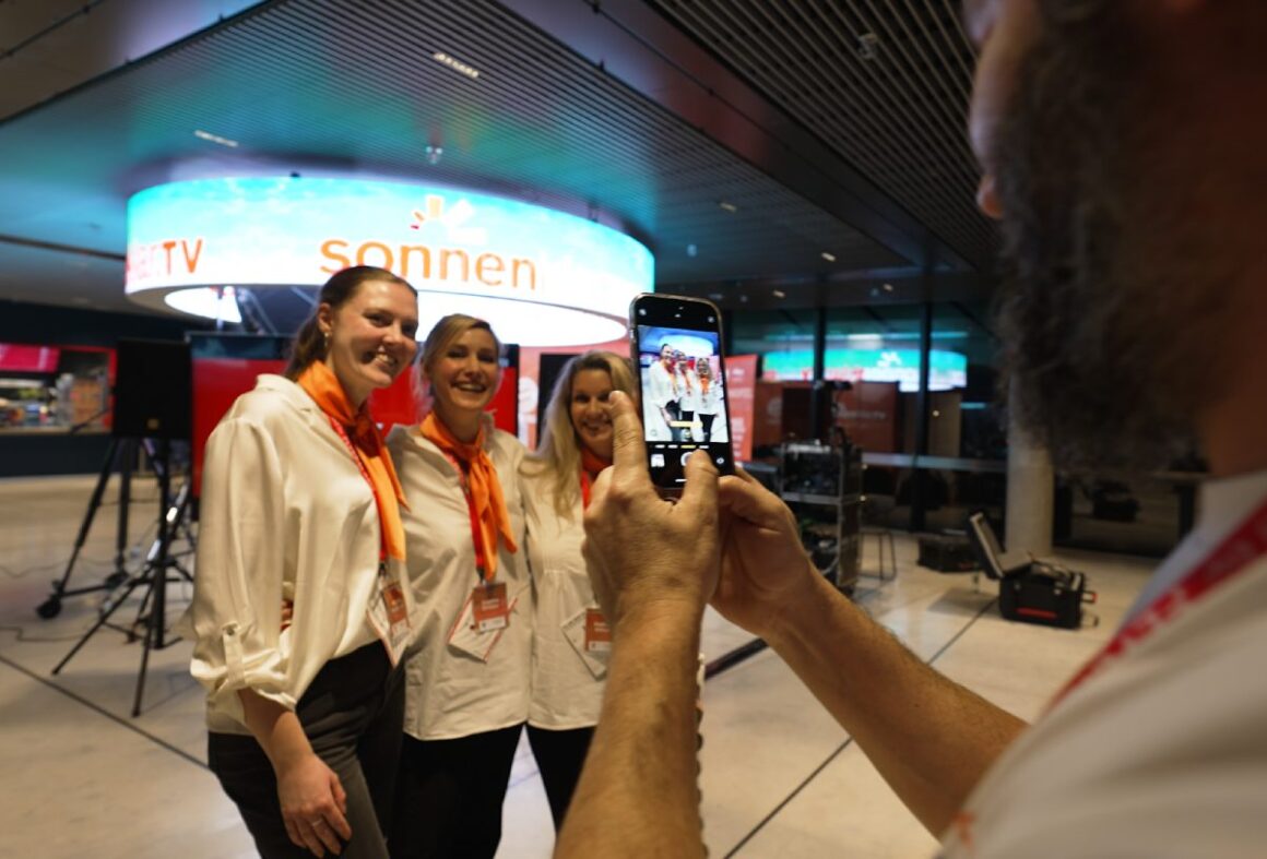 sonnenklar.TV-Mitarbeiterinnen vor mobilem Studio im SAP Garden