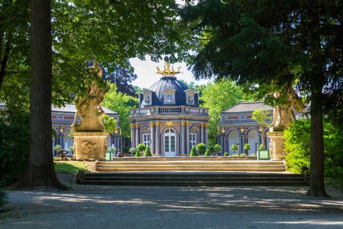 Eremitage neues Schloss Bayreuth, umrahmt von Bäumen und Statuen