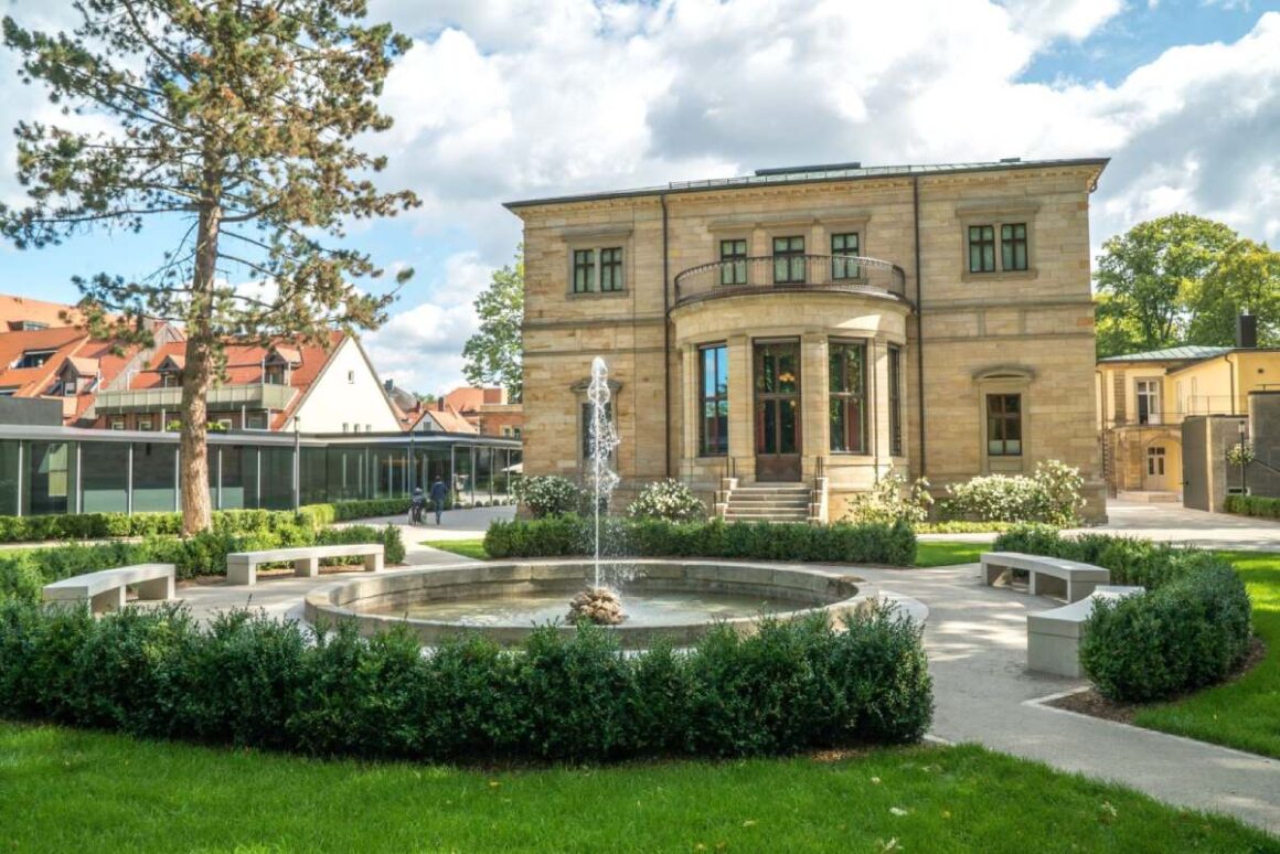 Wahnfried Haus Bayreuth mit Park und Springbrunnen im Vordergrund