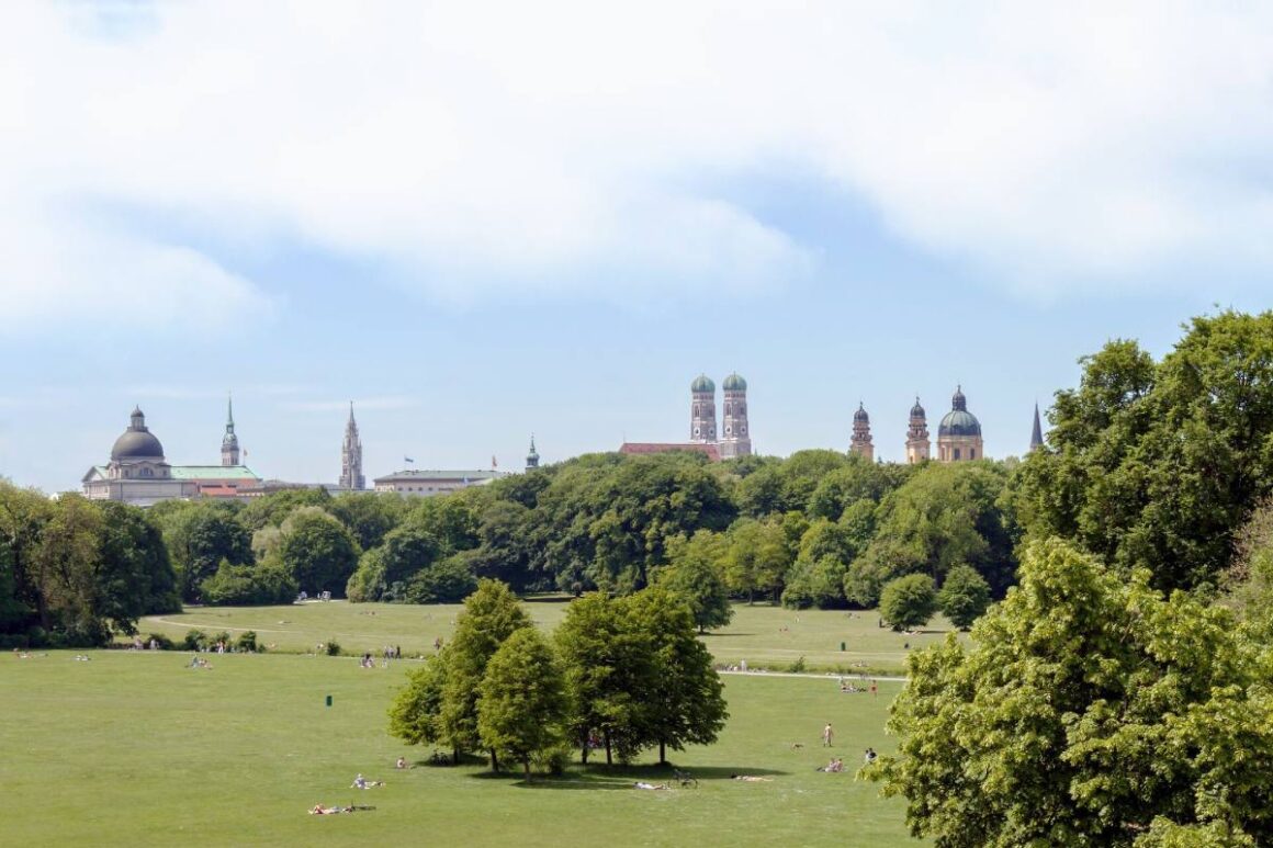 Englischer Garten mit Blick auf die Skyline von München