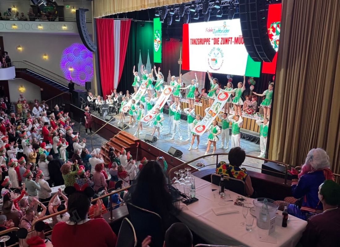 „Original Kölsche Sitzung“ im großen Saal des Maritim Hotels in Köln 2026. Logen-Blick auf die Bühne