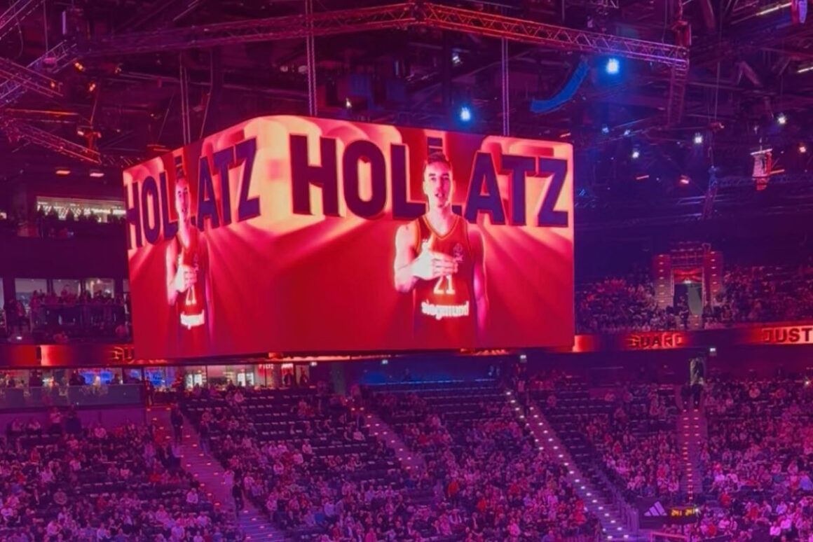 SAP Garden München - Vorstellung der Spieler des FCB Basketball: Justus Hollatz Gebärde