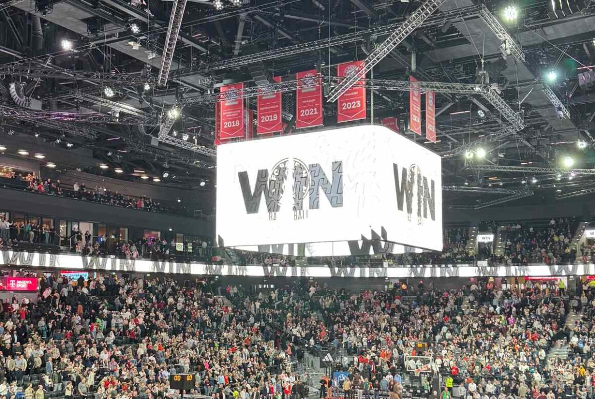 SAP Garden München Reklametafel mit der Aufschrift "Win!