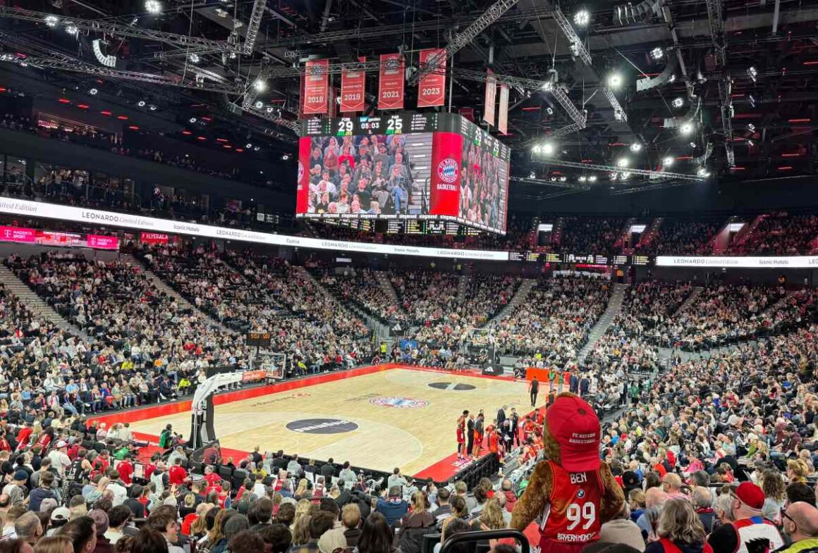 SAP Garden München: Blick auf Spielfeld, Publikum, Maskottchen und Reklametafel