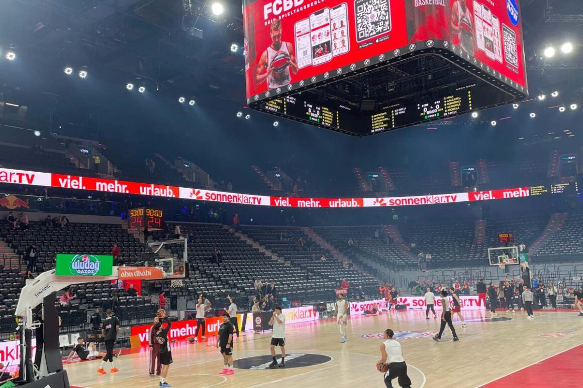 SAP Garden Basketballspieler beim Aufwärmen, im Hintergrund Bannerwerbung von sonnenklar.tv