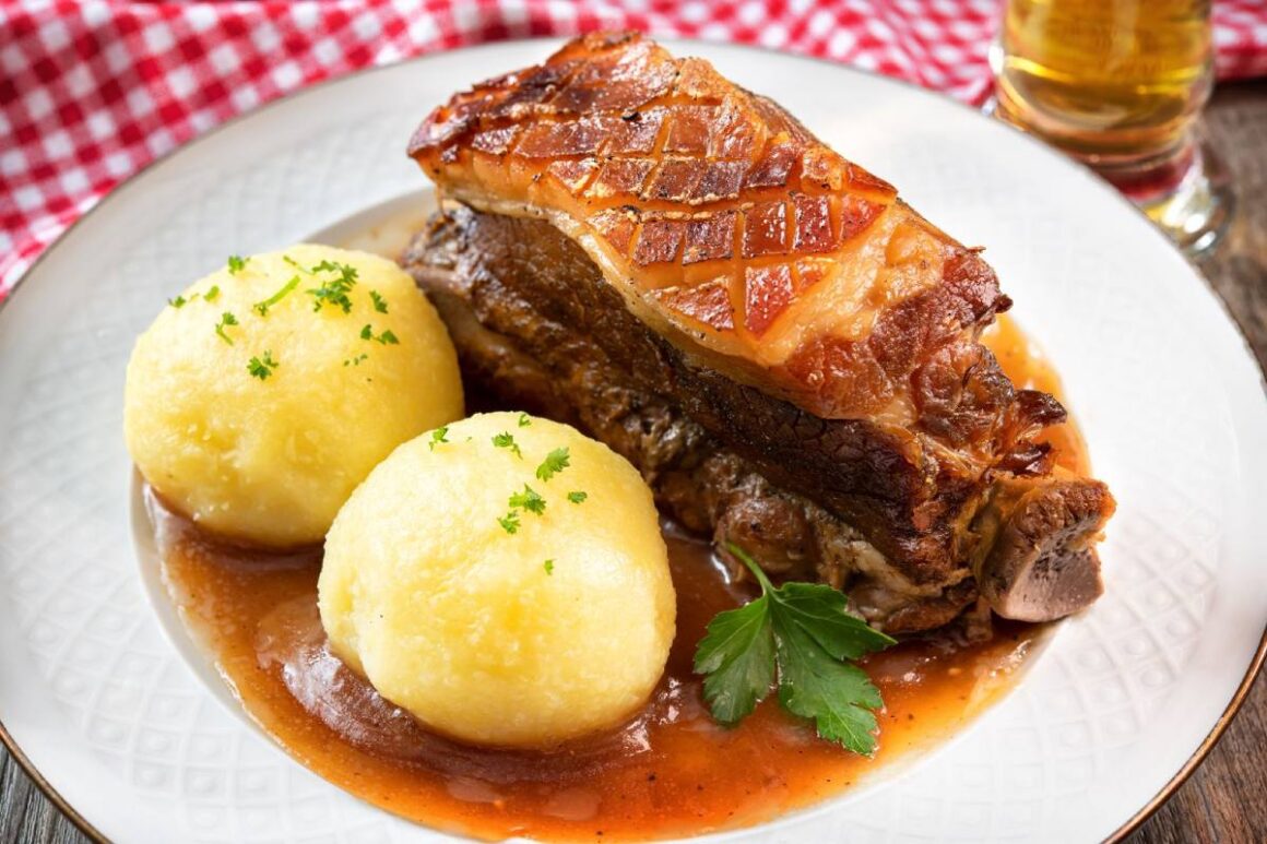Schweinebraten mit Knödeln und Bier