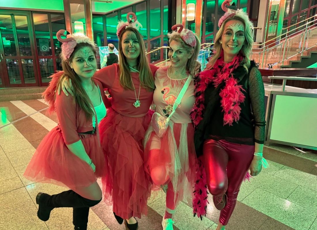 sonnenklar.TV in Köln: Kostüme, Karneval – und 160 bestens gelaunte Jecken Vier sonnenklar.TV-Mitarbeiterinnen im Flamingo-Kostüm beim Kölner Karneval 2026