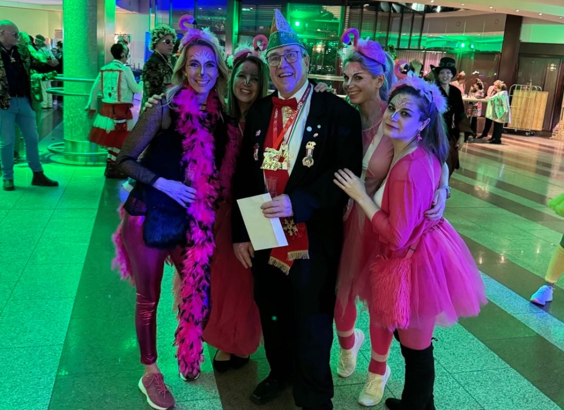 Verkleidetes sonnenklar.tv-Team mit Ehrenpräsident Theo Schäfges