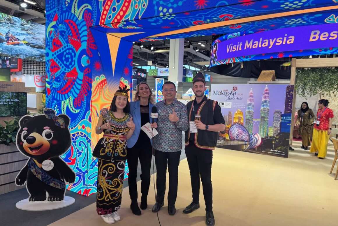 Melanie Benz von sonnenklar.TV am Stand von Malaysia, ITB 2026