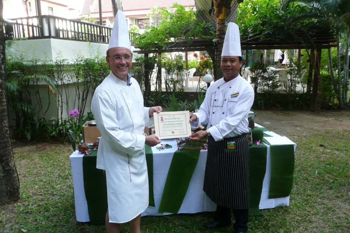 Ulf-Dieter Kunstmann bei Kochkurs in Thailand: bekommt Urkunde von Koch