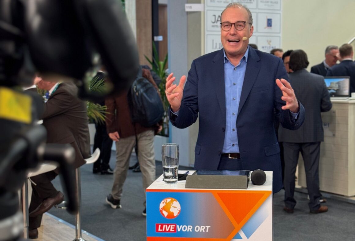 sonnenklar.TV-Moderator Björn Stack moderiert live von der ITB 2026 in Berlin
