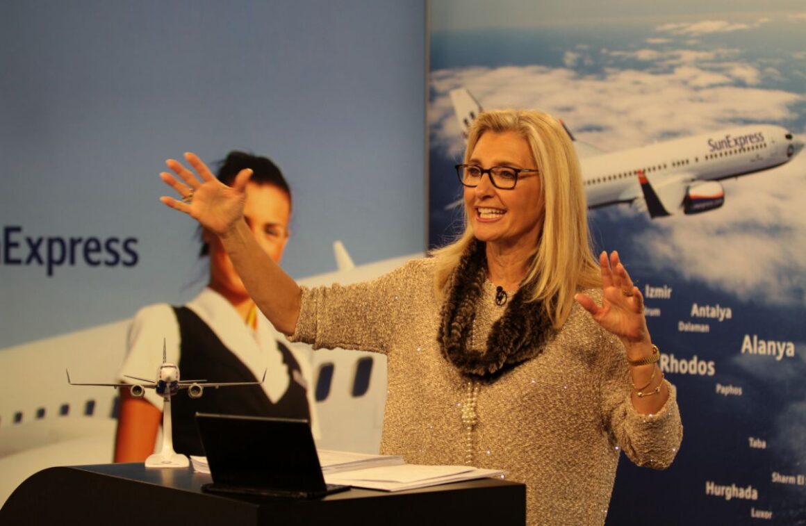 Chere Alice Zimmermann von sonnenklar.TV moderite und gestikuliert