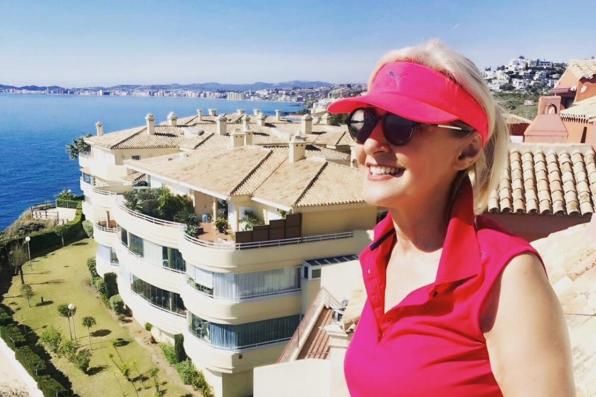 Chere Alice Zimmermann in pinkem Outfit auf dem Dach eines sonnigen Urlaubsressorts