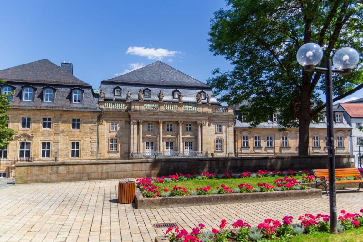 Markgräfliches Opernhaus und Blumen in Bayreuth