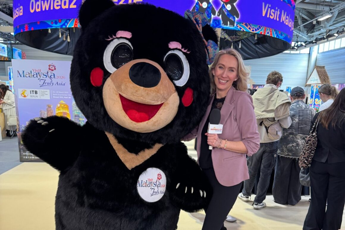 sonnenklar.TV-Moderation Melanie Benz und das Malaysia-Maskottchen auf der ITB 2026